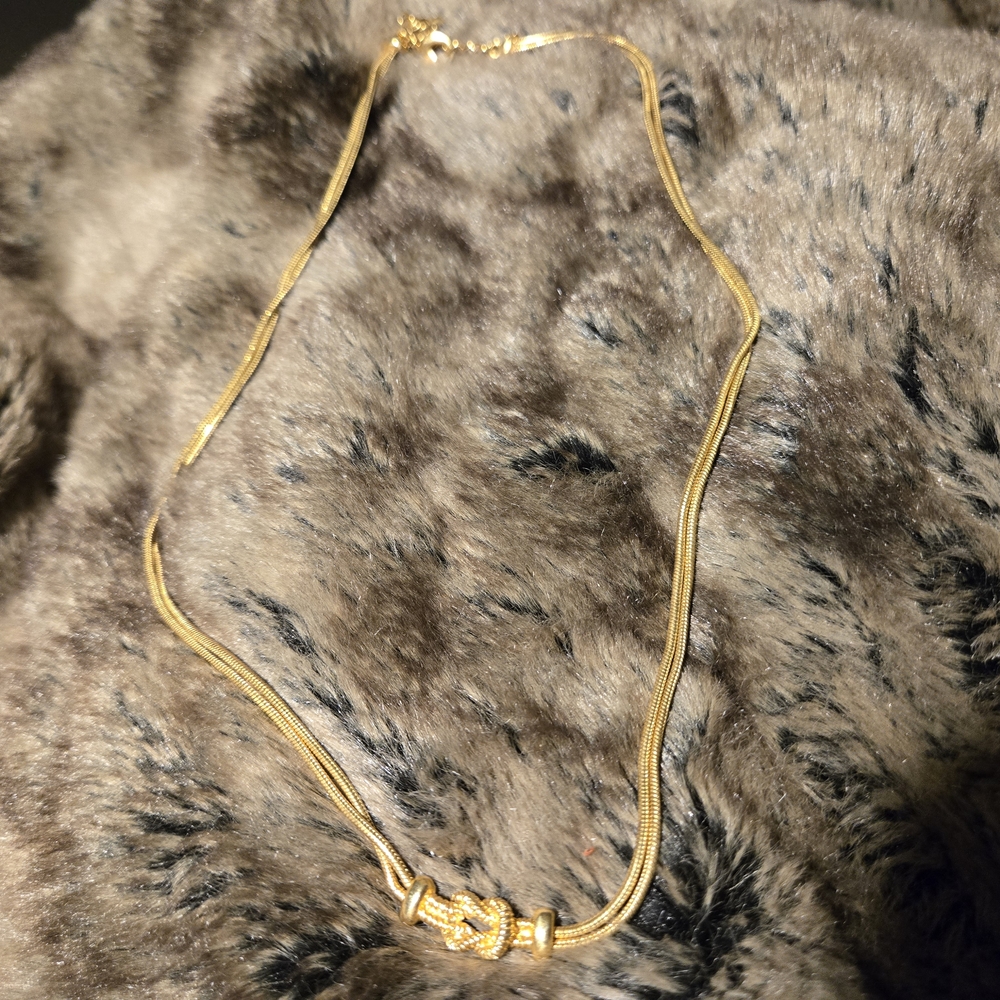 Elegant Gold Necklace with Intricate Detailing